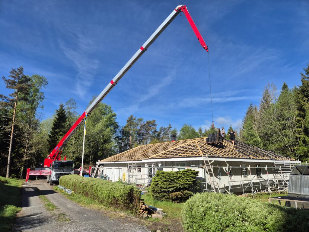 Klaas K2500 från Wilgo lyfter takmaterial till ett villatak med lång räckvidd