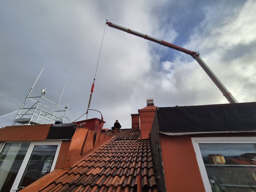 Bask med material och utrustning lyfts med Klaas K2500