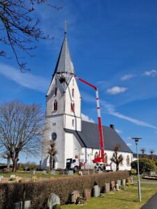 Klaas K2500 med personkorg vid arbete på höjd vid Hyssna kyrka